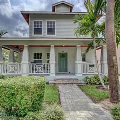 Grey Mist - Recharge in a Stylish Home Near Downtown