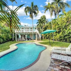 The Blue Pearl - Soak Up Views from a Scenic Poolside Upper Deck
