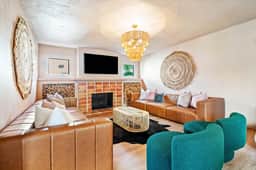 Hacienda Flamingo Unit 2 - Expansive 3BR Retreat with Style & Comfort - Image 3
