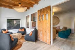 Hacienda Flamingo Unit 1 - Spacious Designer Flat with Sunroom & Style - Image 3