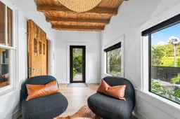 Hacienda Flamingo Unit 1 - Spacious Designer Flat with Sunroom & Style - Image 4