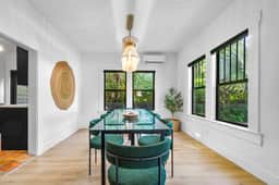 Hacienda Flamingo Unit 1 - Spacious Designer Flat with Sunroom & Style - Image 5
