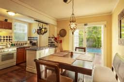 Casa Blanca - Chic Spanish-Style Cottage with Private Courtyard - Image 3