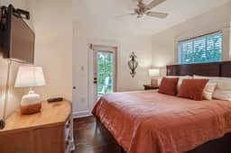 Casa Blanca - Chic Spanish-Style Cottage with Private Courtyard - Image 5