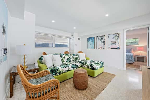 White Palm Casita - Private Guest House Near Downtown & Waterfront - Image 1