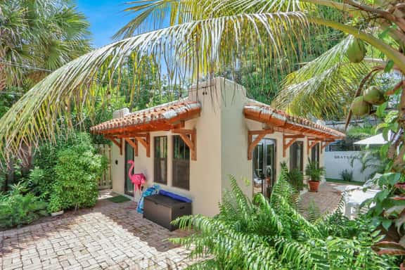 Casita Atala - Nestle into a Tropical Designer Retreat with Shared Pool - Image 1