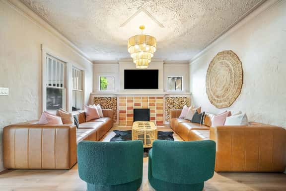 Hacienda Flamingo Unit 1 - Spacious Designer Flat with Sunroom & Style - Image 1