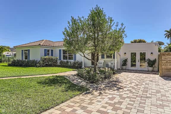 The Glenn House - Gather Poolside in a Breezy South End Getaway - Image 1