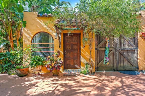 Flamingo Casita - Wander through a Garden Hideaway with Shared Pool - Image 1