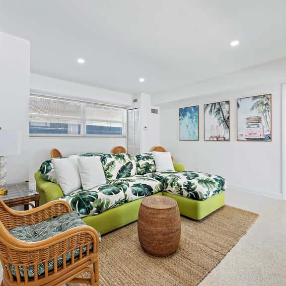 White Palm Casita - Private Guest House Near Downtown & Waterfront - Image 1