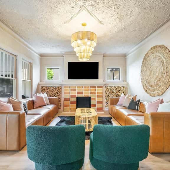Hacienda Flamingo Unit 1 - Spacious Designer Flat with Sunroom & Style - Image 1