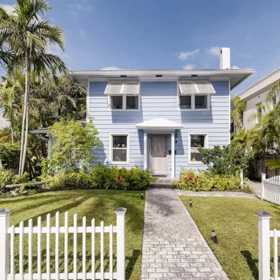 The Periwinkle House – Bask Poolside at this Sunlit West Palm Retreat - Image 1