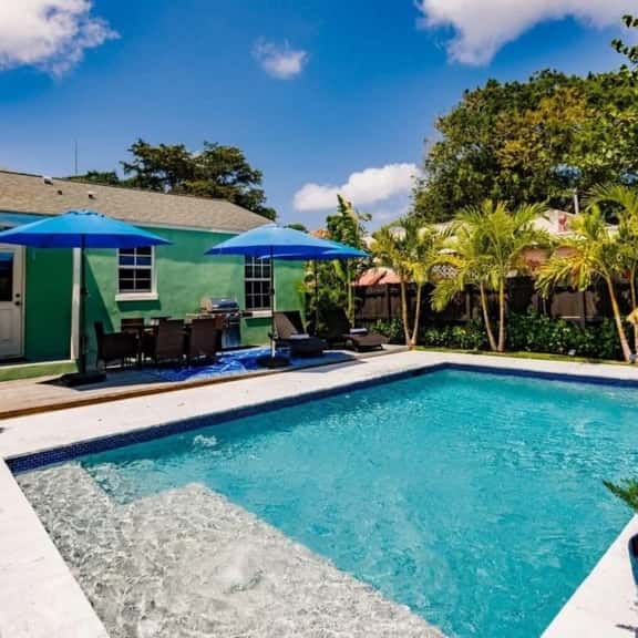 Key Lime Cottage - Bask Poolside in a Historic Flamingo Park Gem - Image 1