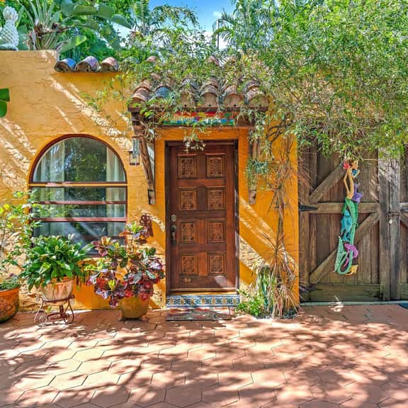 Flamingo Casita - Wander through a Garden Hideaway with Shared Pool - Image 1