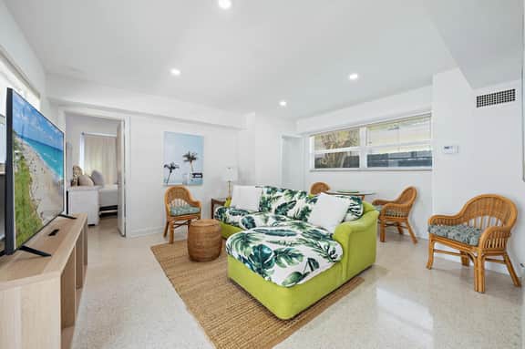 White Palm Casita - Private Guest House Near Downtown & Waterfront - Image 2