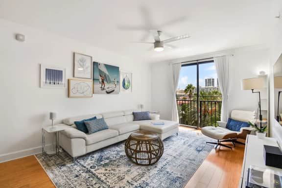 Palm Penthouse - Bright Designer Penthouse in the Heart of CityPlace - Image 2