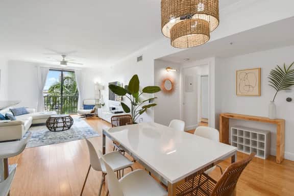 Palm Penthouse - Bright Designer Penthouse in the Heart of CityPlace - Image 5