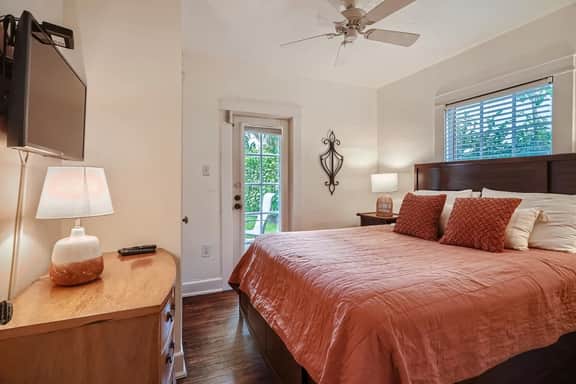 Casa Blanca - Chic Spanish-Style Cottage with Private Courtyard - Image 5