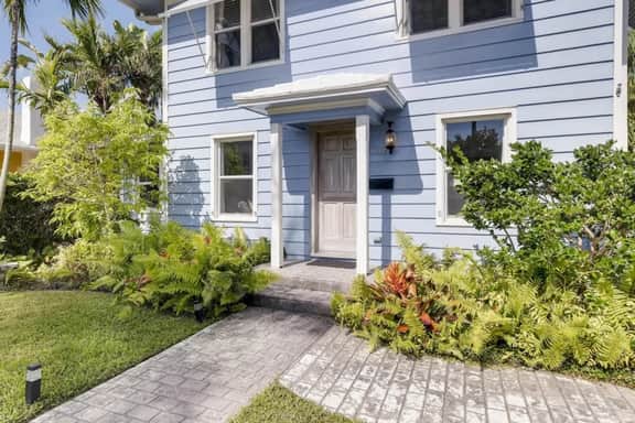 The Periwinkle House – Bask Poolside at this Sunlit West Palm Retreat - Image 5