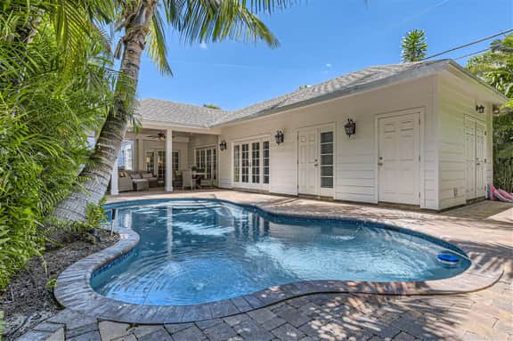 Palm Beach Oasis - Indulge in Garden Tranquility with Alfresco Dining - Image 3