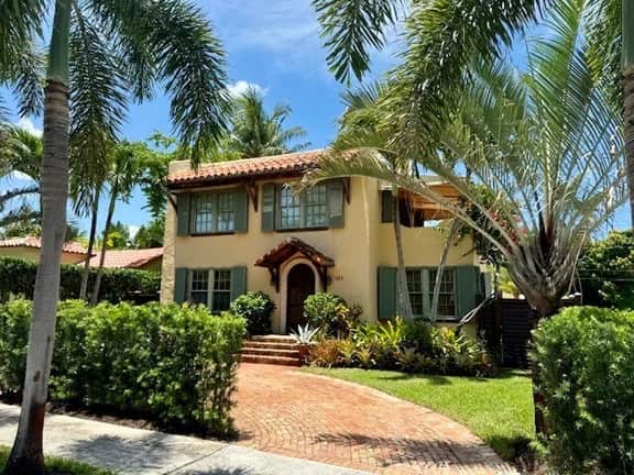 Casa Delfino - Savor Old World Charm with a Lush Poolside Retreat - Image 2