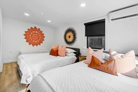 Hacienda Flamingo Unit 3 - Modern 1BR Hideaway with Double Queen Beds - Image 5
